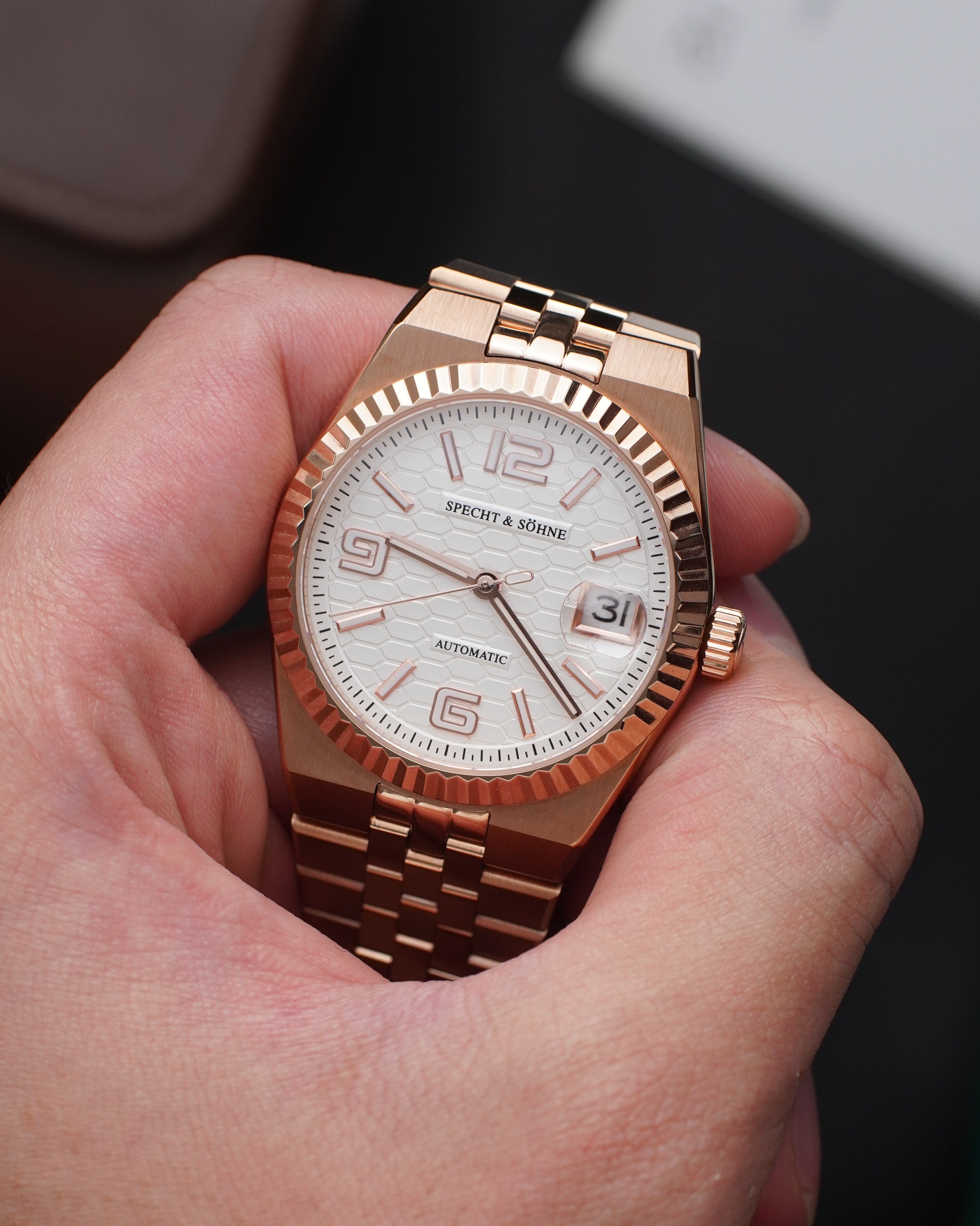 Specht & Söhne SP0043A4 Automático — Explorador 37mm, pulseira de aço, vista 2