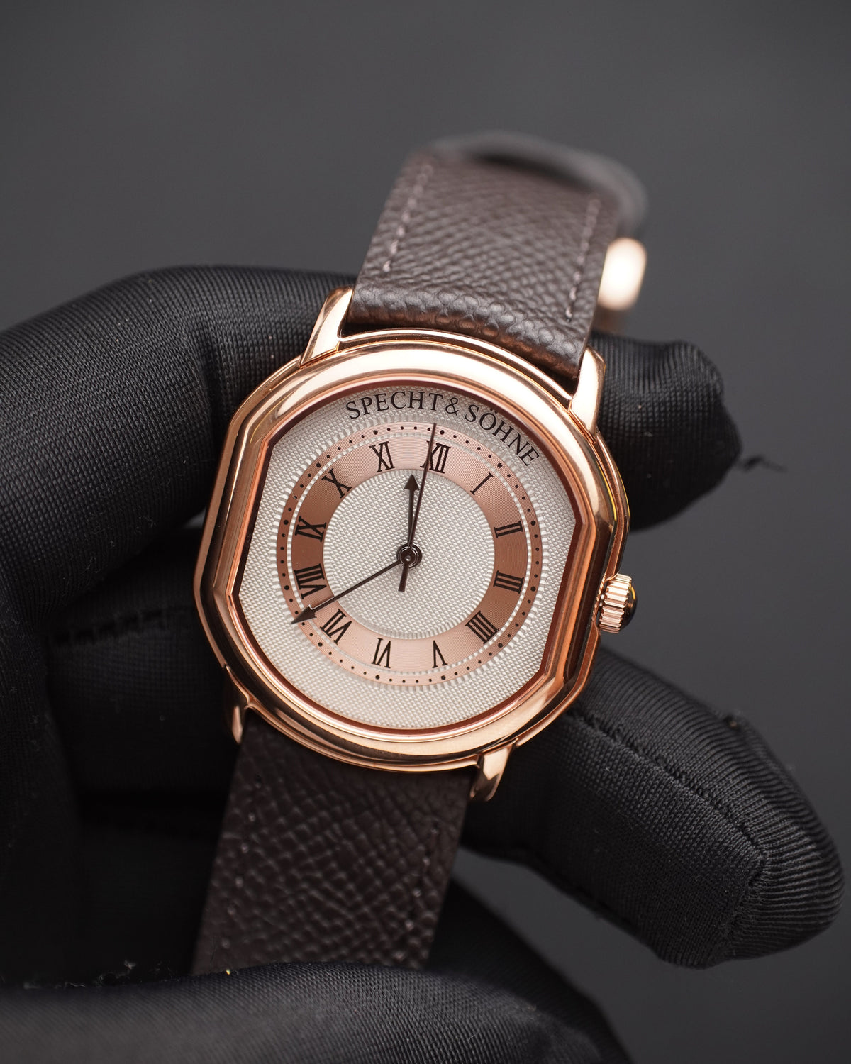 Specht & Söhne SP0038Q4 Quartz — Compacto 35mm, pulseira de couro, vista 2