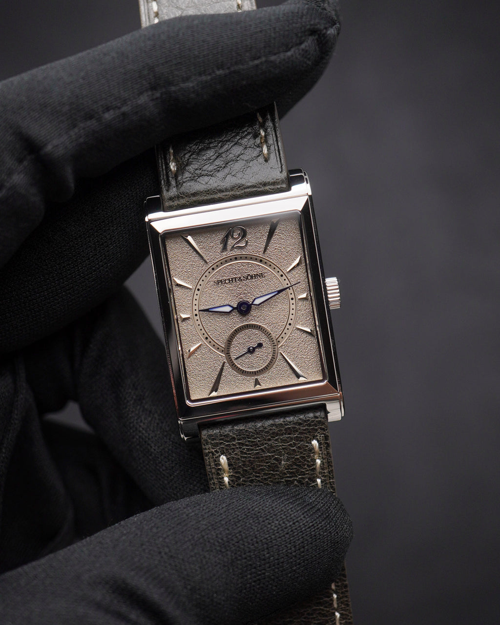 Specht & Söhne SP2648Q4 Quartz — Compacto 26mm, pulseira de couro, vista 2