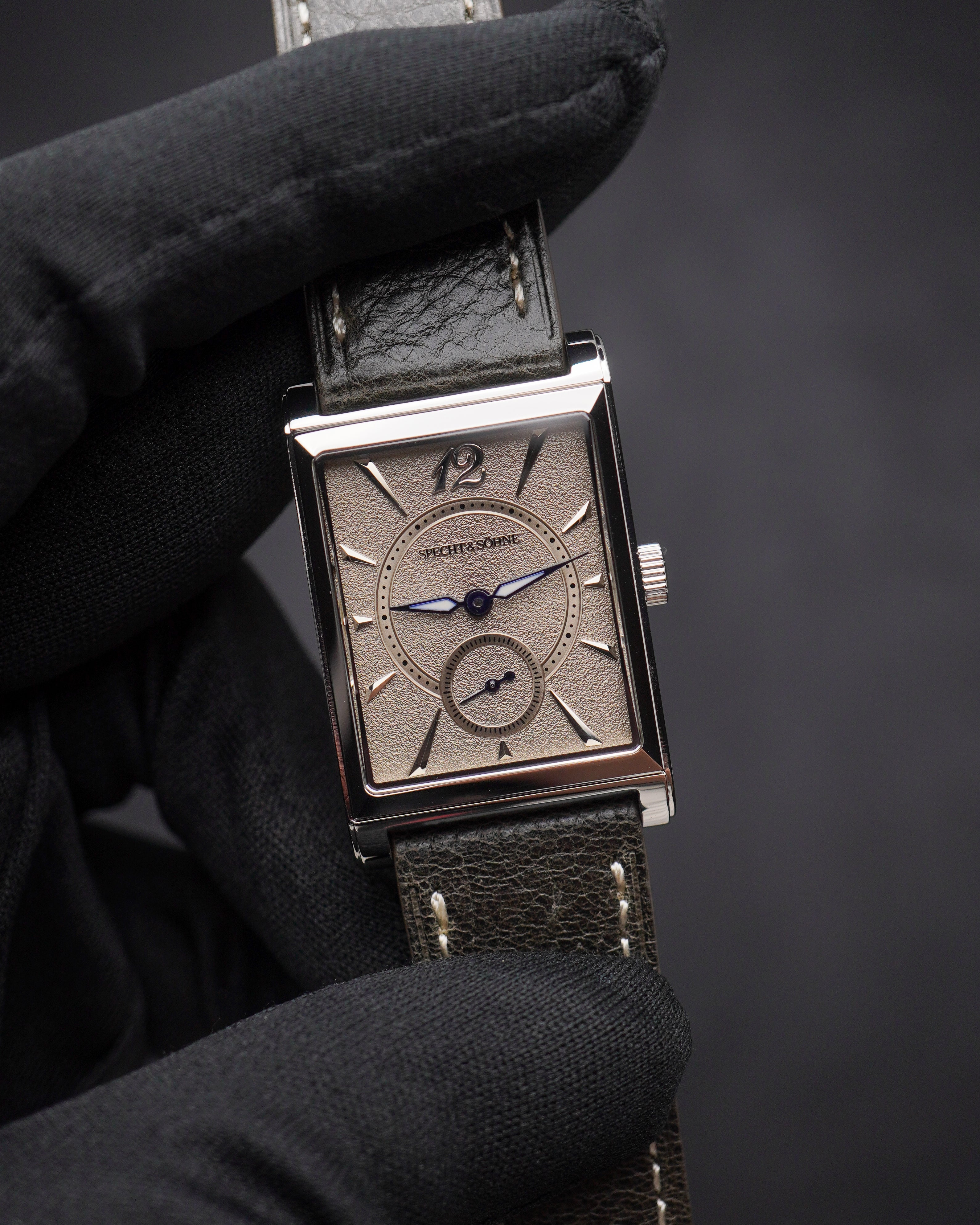 Specht & Söhne SP2648Q4 Quartz — Compacto 26mm, pulseira de couro, vista 2