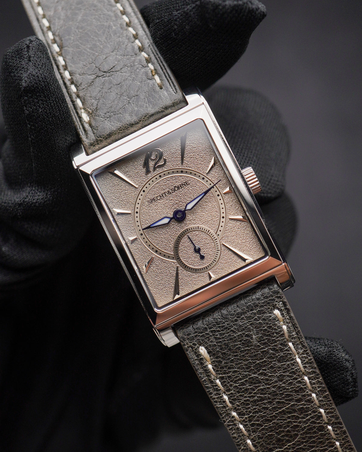 Specht & Söhne SP2648Q4 Quartz — Compacto 26mm, pulseira de couro, vista 4