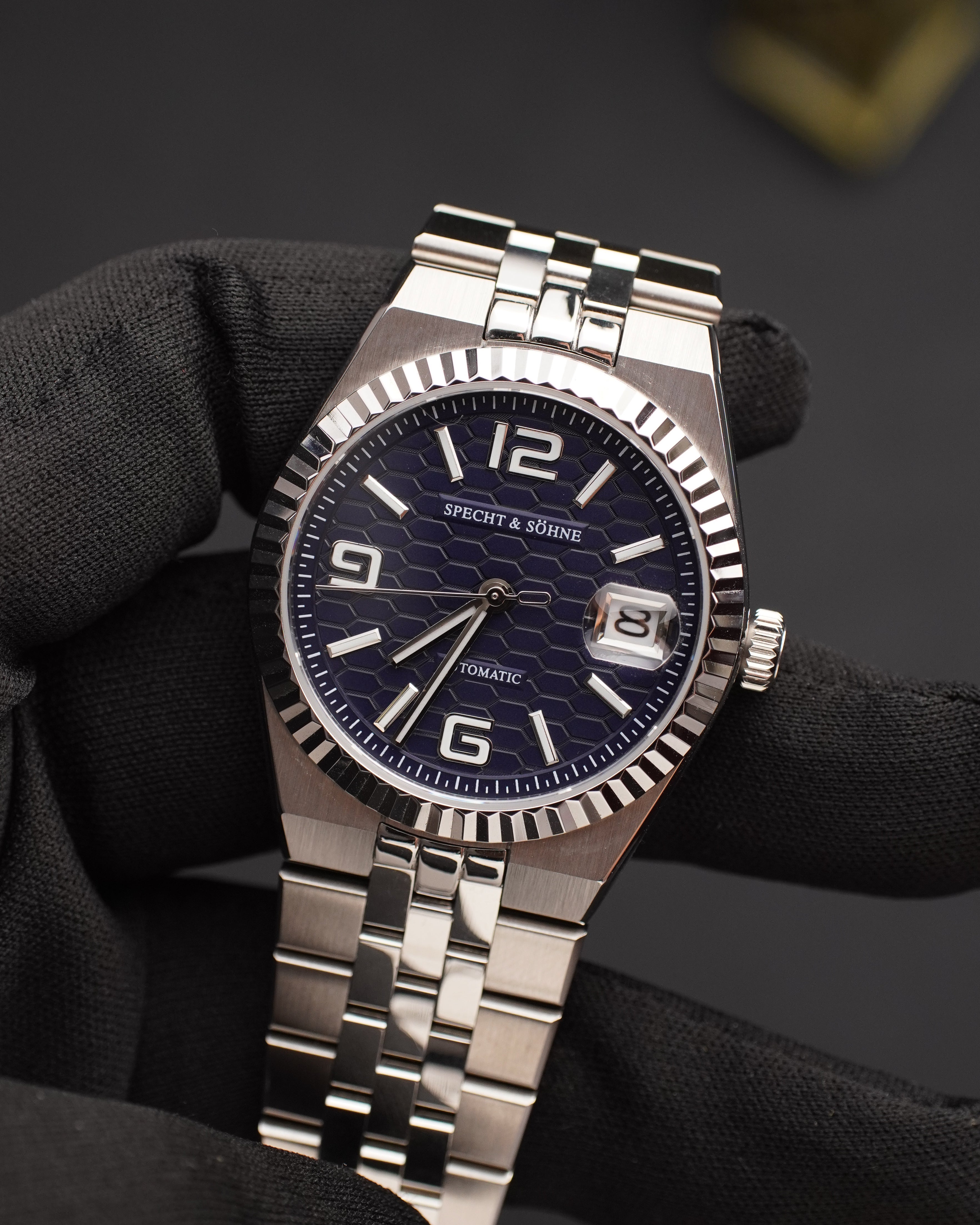Specht & Söhne SP0043A3 Automático — Explorador 37mm, pulseira de aço, vista 2