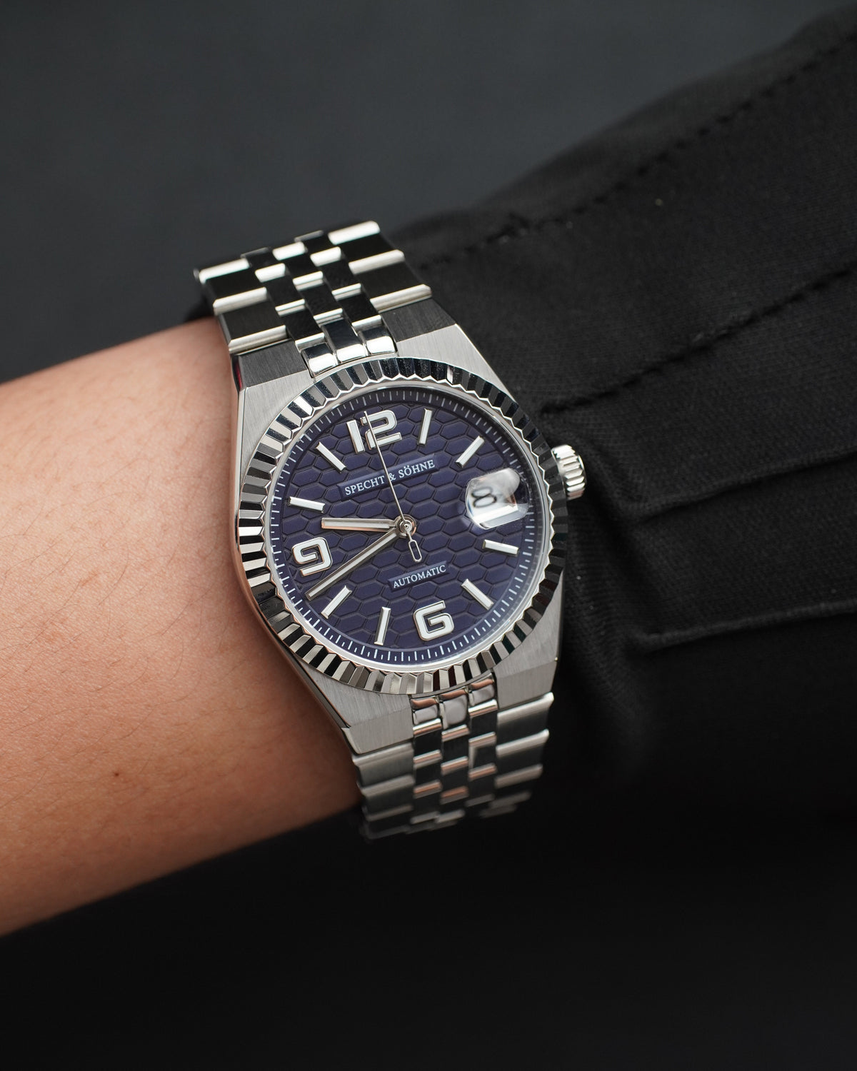 Specht & Söhne SP0043A3 Automático — Explorador 37mm, pulseira de aço, vista 3
