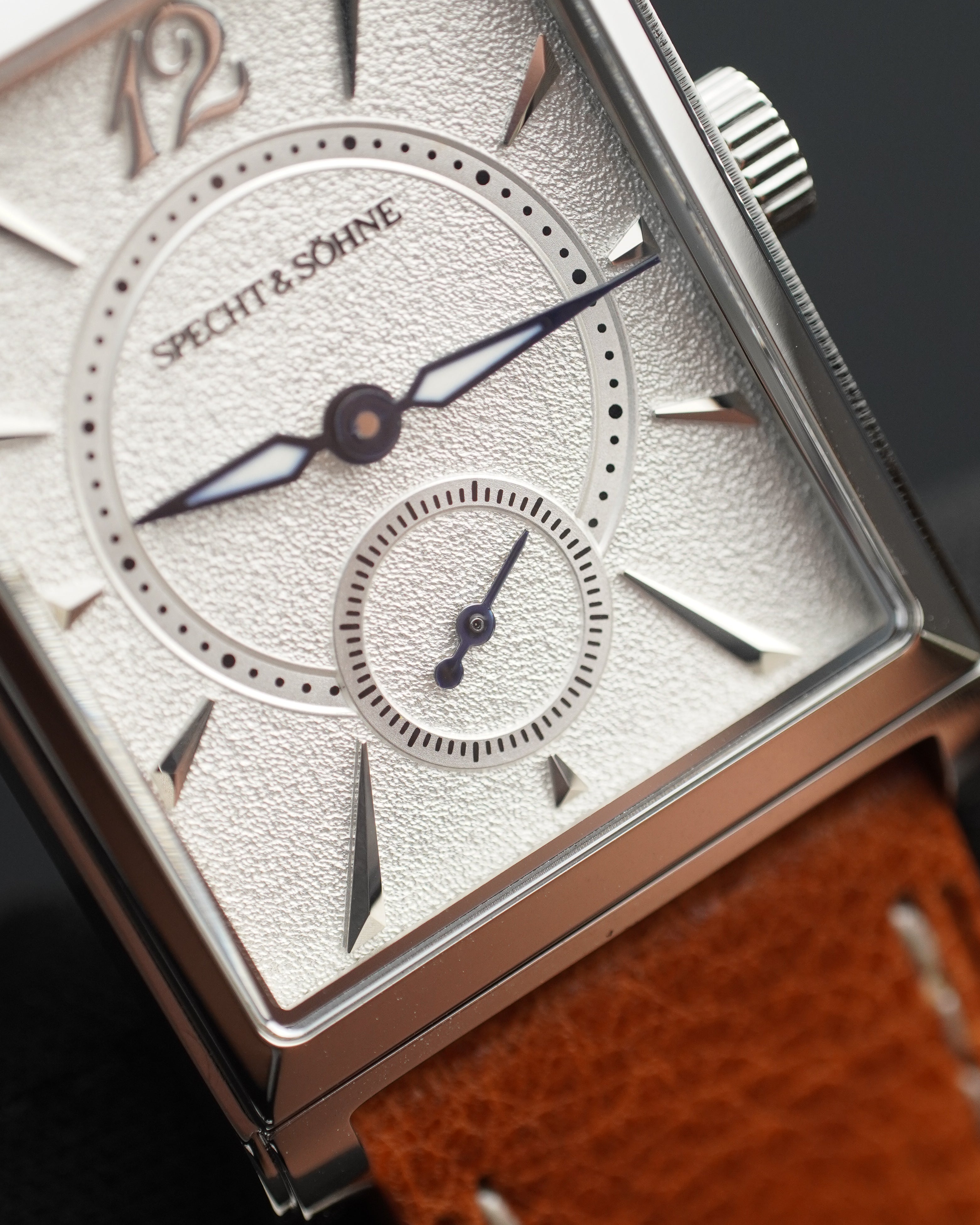 Specht & Söhne SP2648Q2 Quartz — Compacto 26mm, pulseira de couro, vista 3