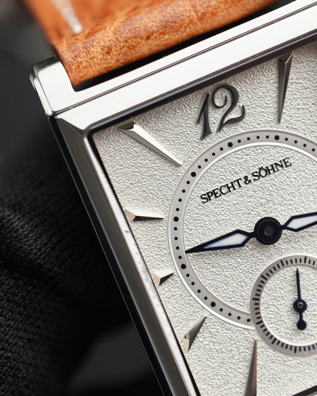 Specht & Söhne SP2648Q2 Quartz — Compacto 26mm, pulseira de couro, vista 4