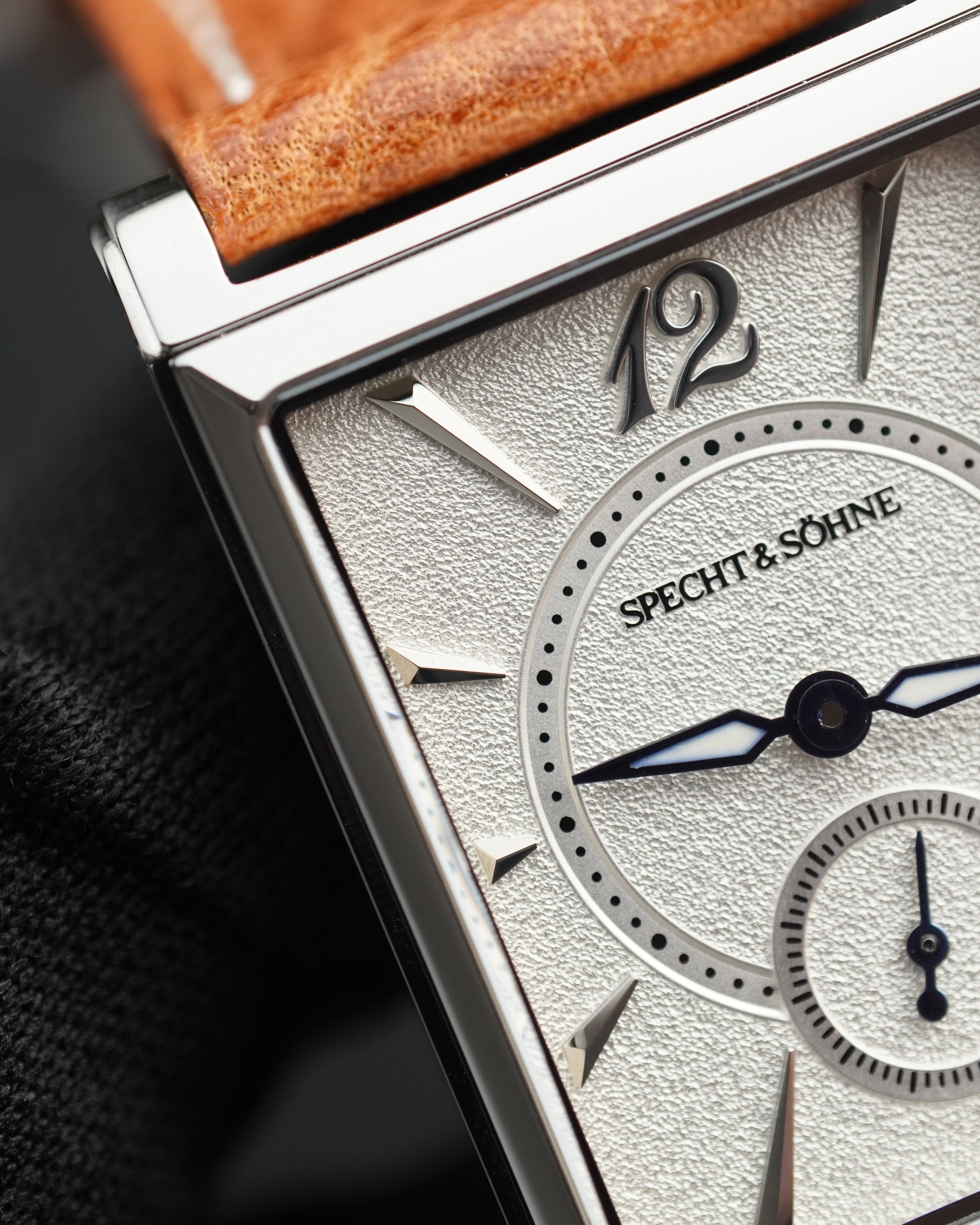 Specht & Söhne SP2648Q2 Quartz — Compacto 26mm, pulseira de couro, vista 4