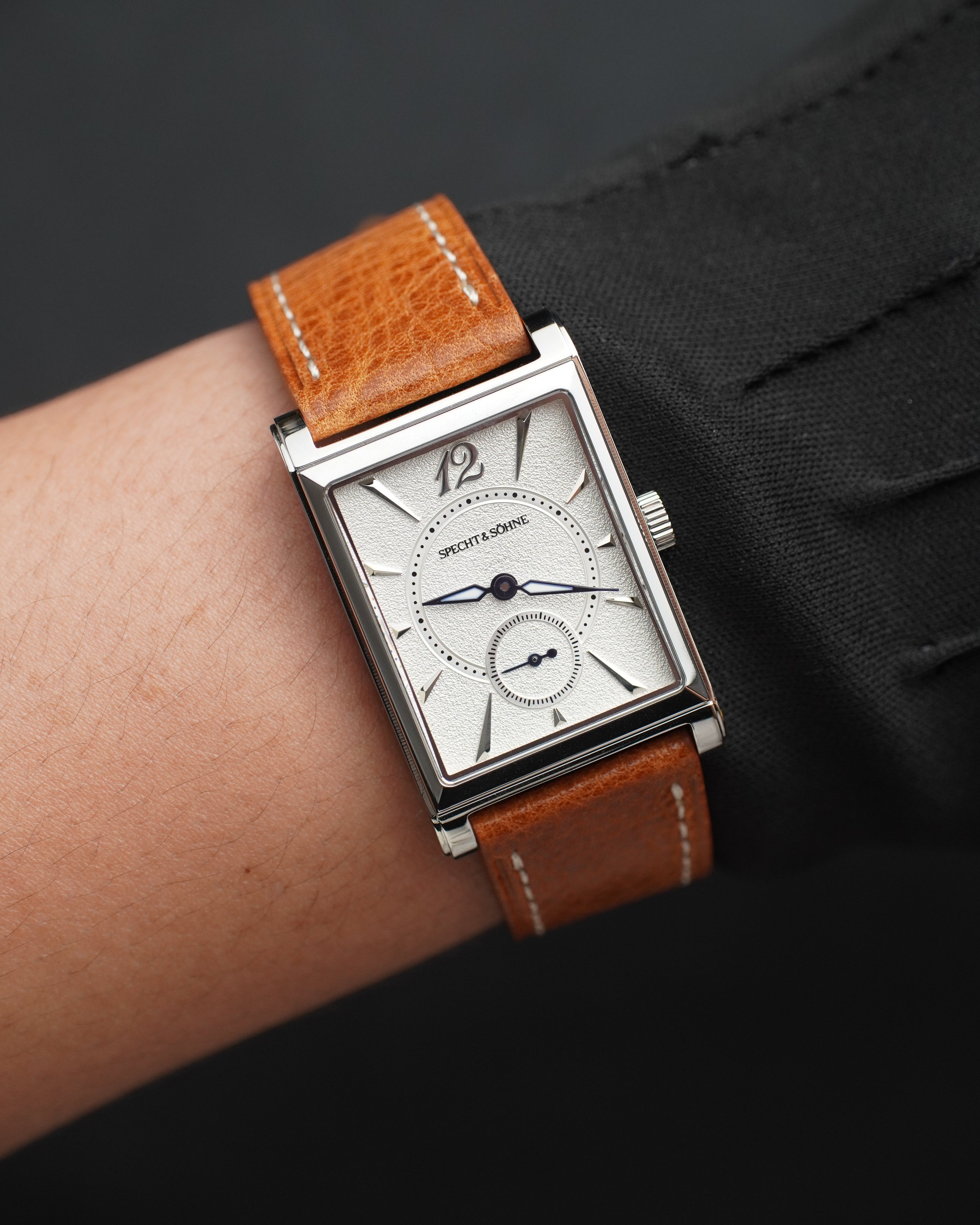 Specht & Söhne SP2648Q2 Quartz — Compacto 26mm, pulseira de couro, vista 2