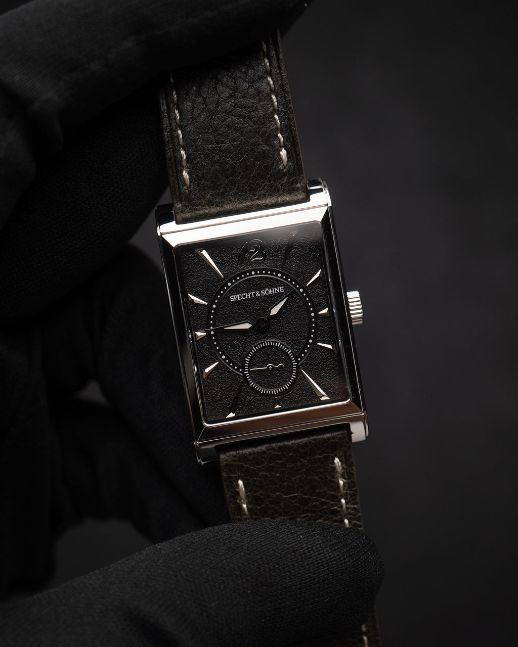 Specht & Söhne SP2648Q3 Quartz — Compacto 26mm, pulseira de couro, vista 2