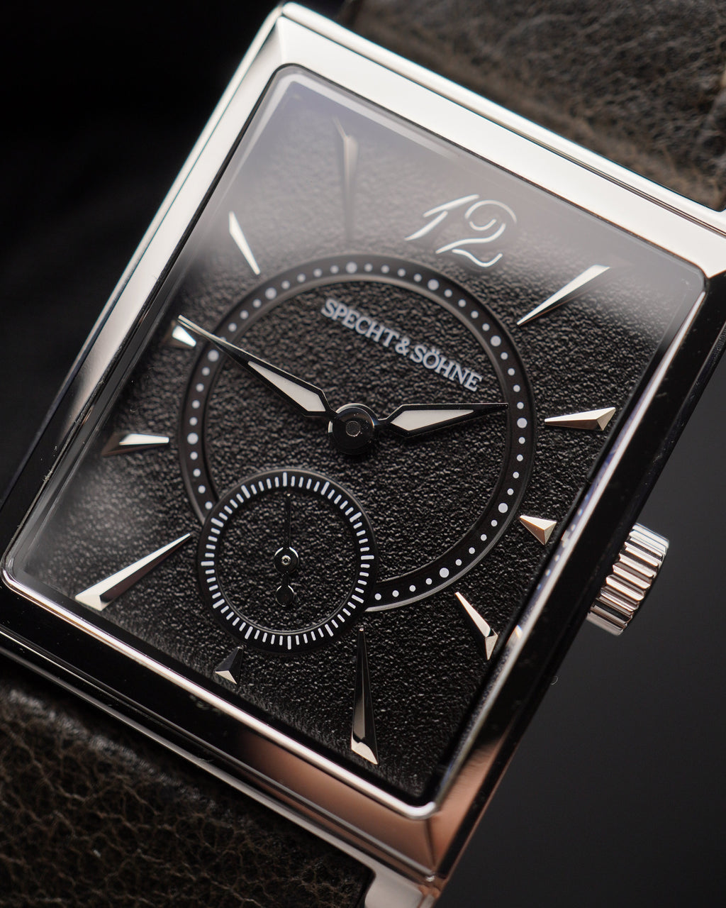 Specht & Söhne SP2648Q3 Quartz — Compacto 26mm, pulseira de couro, vista 3