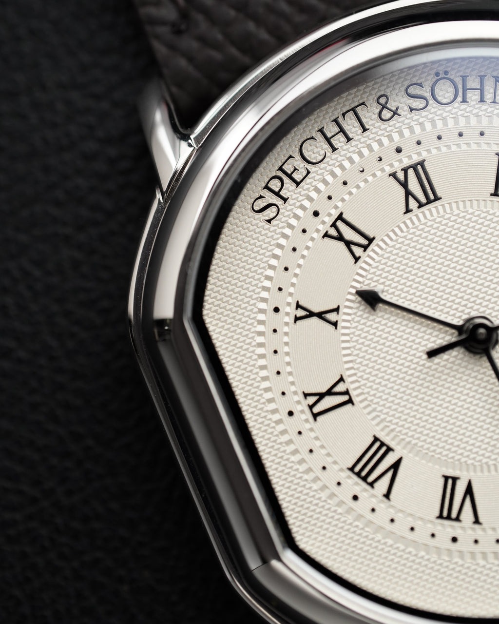 Specht & Söhne SP0038Q2 Quartz — Compacto 35mm, pulseira de couro, vista 3