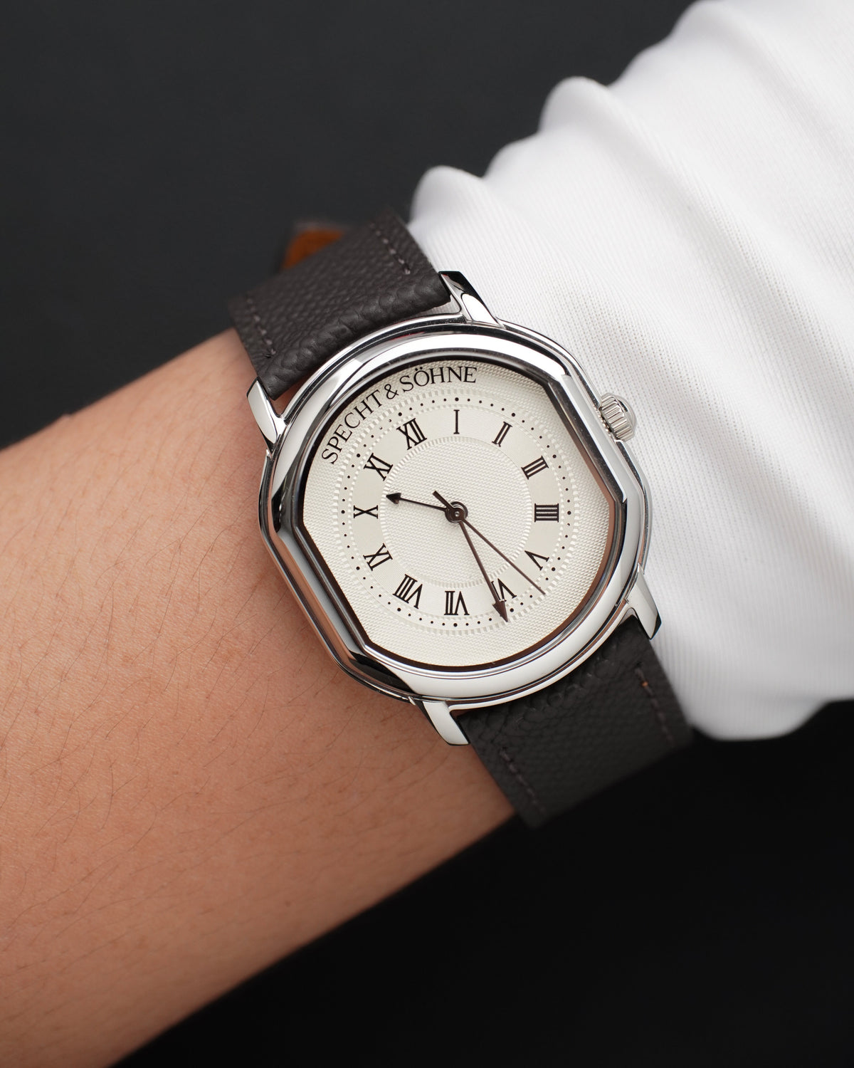 Specht & Söhne SP0038Q2 Quartz — Compacto 35mm, pulseira de couro, vista 2